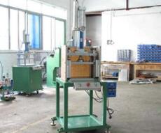 相比普通液壓鉚接機(jī)，氣液增壓鉚接機(jī)有什么不同