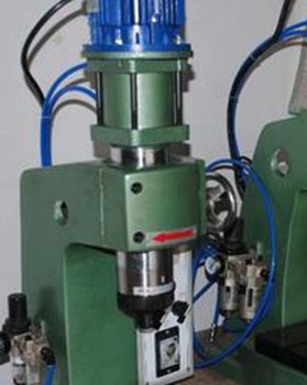 為什么氣壓鉚接機使用中鉚釘會發(fā)燙？