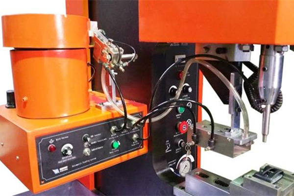 自動送料鉚接機不僅安裝方便且提高生產(chǎn)效率！